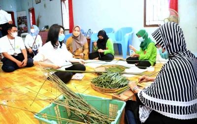 Nasabah Binaan BRI Sulap Rumput Jadi Sedotan