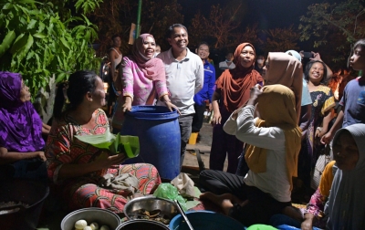 Berkeliling Posko Malam Hari, Bupati Sergai Bagikan Ratusan Paket Sembako