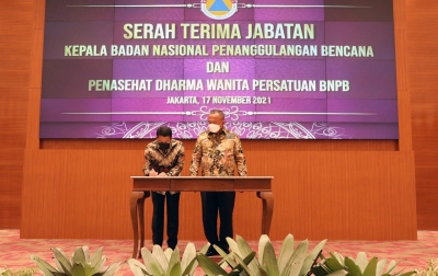 Ganip Warsito Serahkan Tongkat Komando Penanggulangan Bencana ke Suharyanto