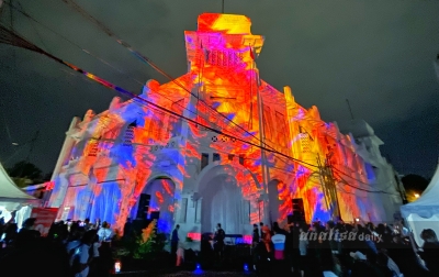 Video Mapping Gedung Warenhuis Saat Pembukaan Pekan Kuliner Kondang Memukau