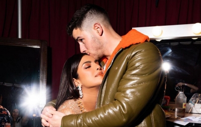 Dirumorkan Cerai, Chopra Balas Pakai Komentar Mesra