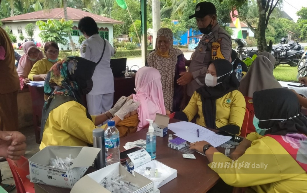 Personel Polsek Pulau Raja Monitoring Pelaksanaan Vaksinasi