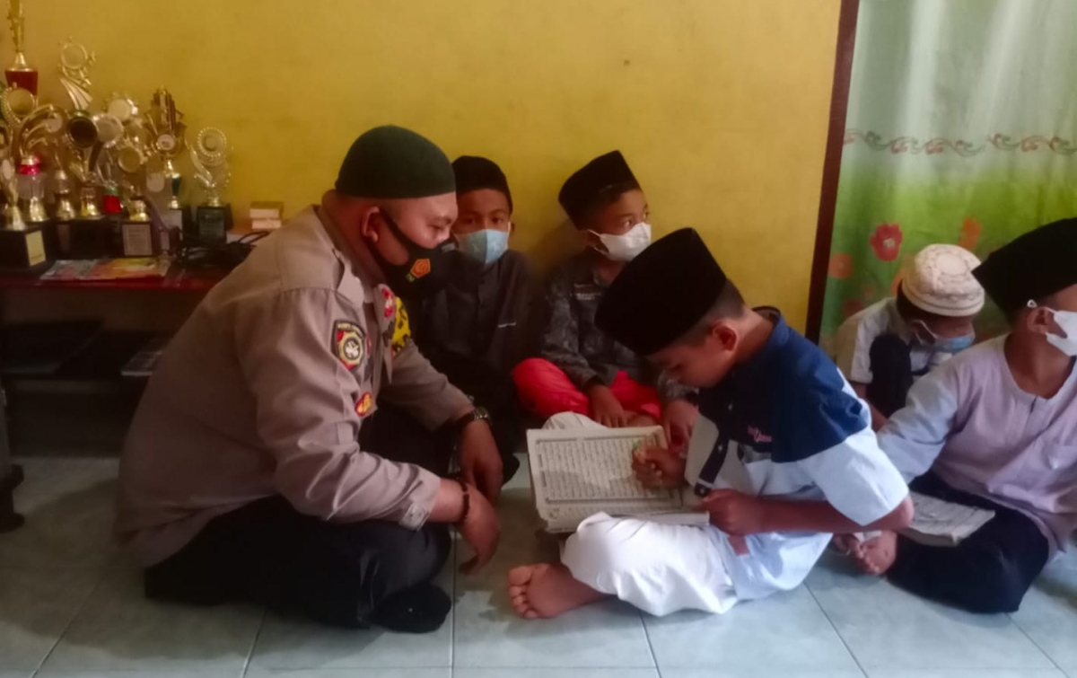 Bhabinkamtibmas Polres Asahan Ajarkan Anak-anak Mengaji