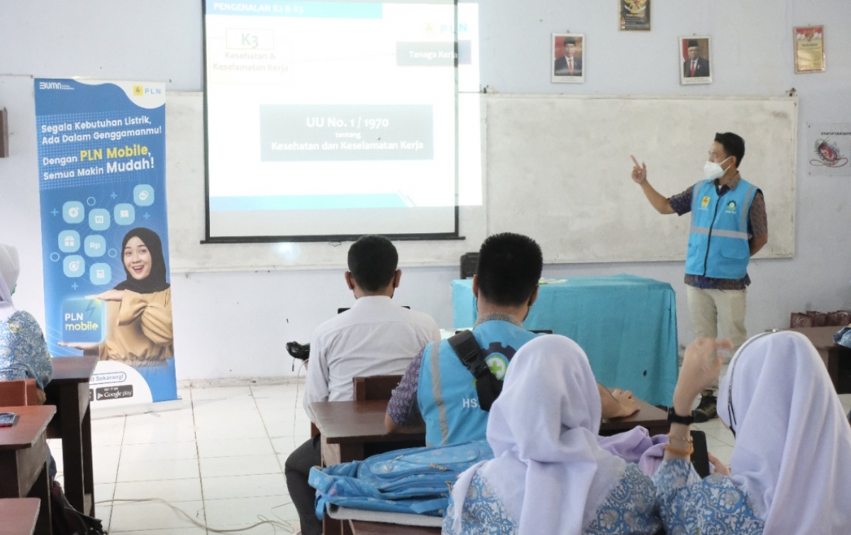 Sosialisasi PLN Mobile di Sekolah