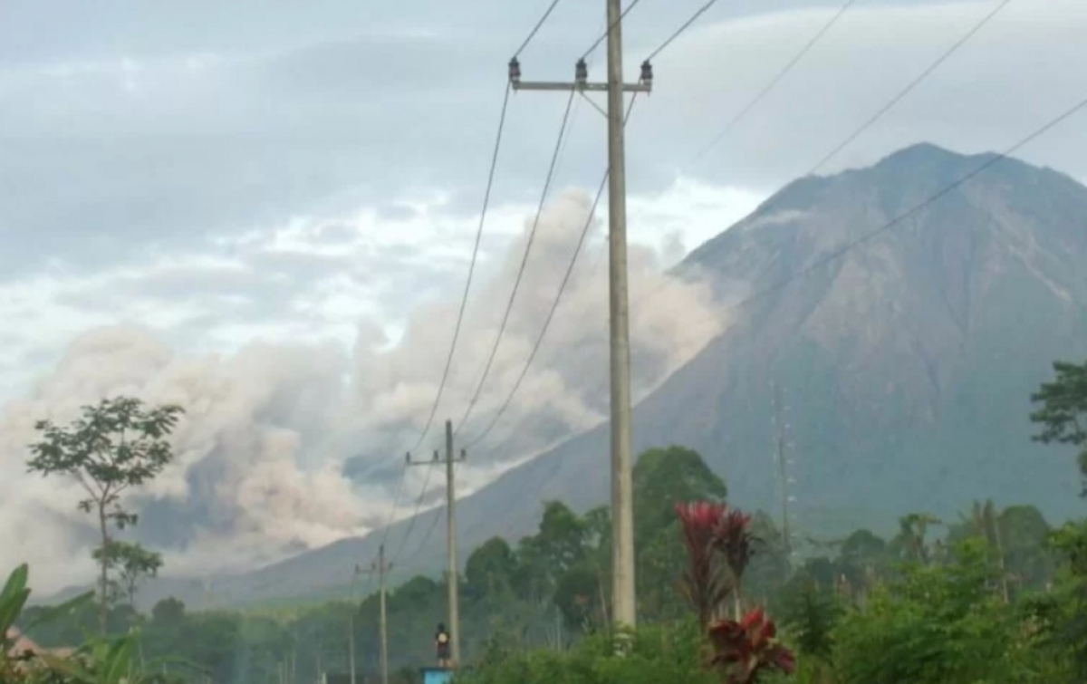 Gunung Semeru Luncurkan Awan Panas Sejauh 3 Kilometer