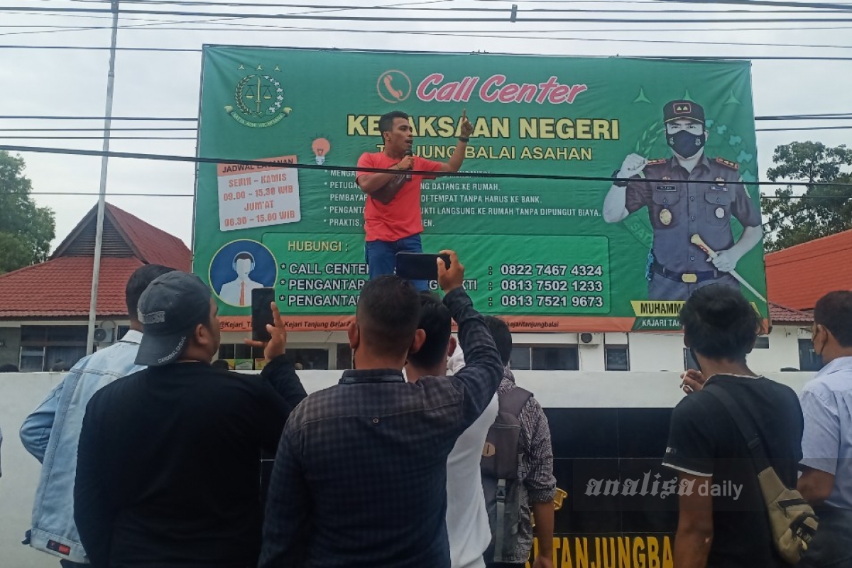 Ratusan Massa Demo Minta Kajari TBA Dicopot