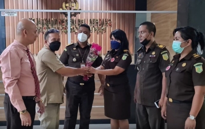 Keluarga Korban Berikan Bunga Kepada Kejaksaan Deli Serdang