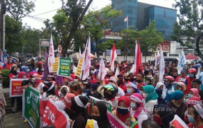 Tolak UMP 2022, Ratusan Buruh Demo Kantor Gubernur Sumut