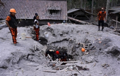 Gunung Semeru Erupsi, Lontarkan Abu Setinggi 1,5 Km - Nasional ...