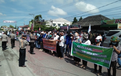Ratusan Masyarakat Lingkar Tambang Unjuk Rasa di Kantor Bupati dan DPRD Dairi