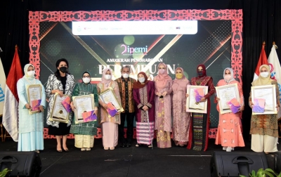 Nawal Lubis Raih Penghargaan Perempuan Inspirasi Indonesia 2021