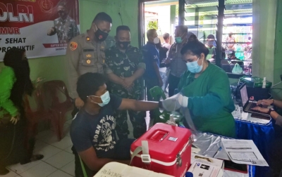 Koramil 02 Medan dan Polsek Medan Timur Gelar Vaksinasi Massal