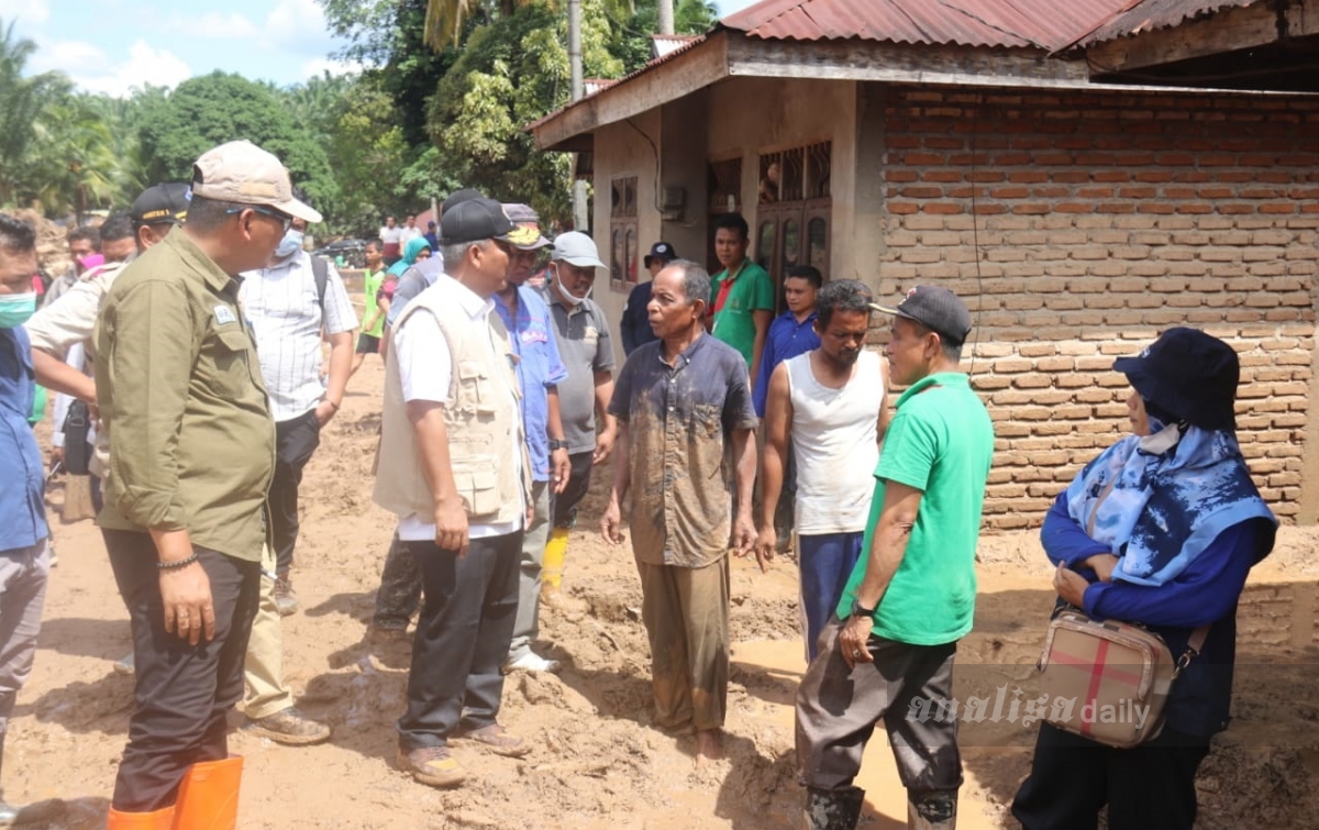 Zarnawi Pasaribu Pantau Pembersihan Rumah Korban Banjir