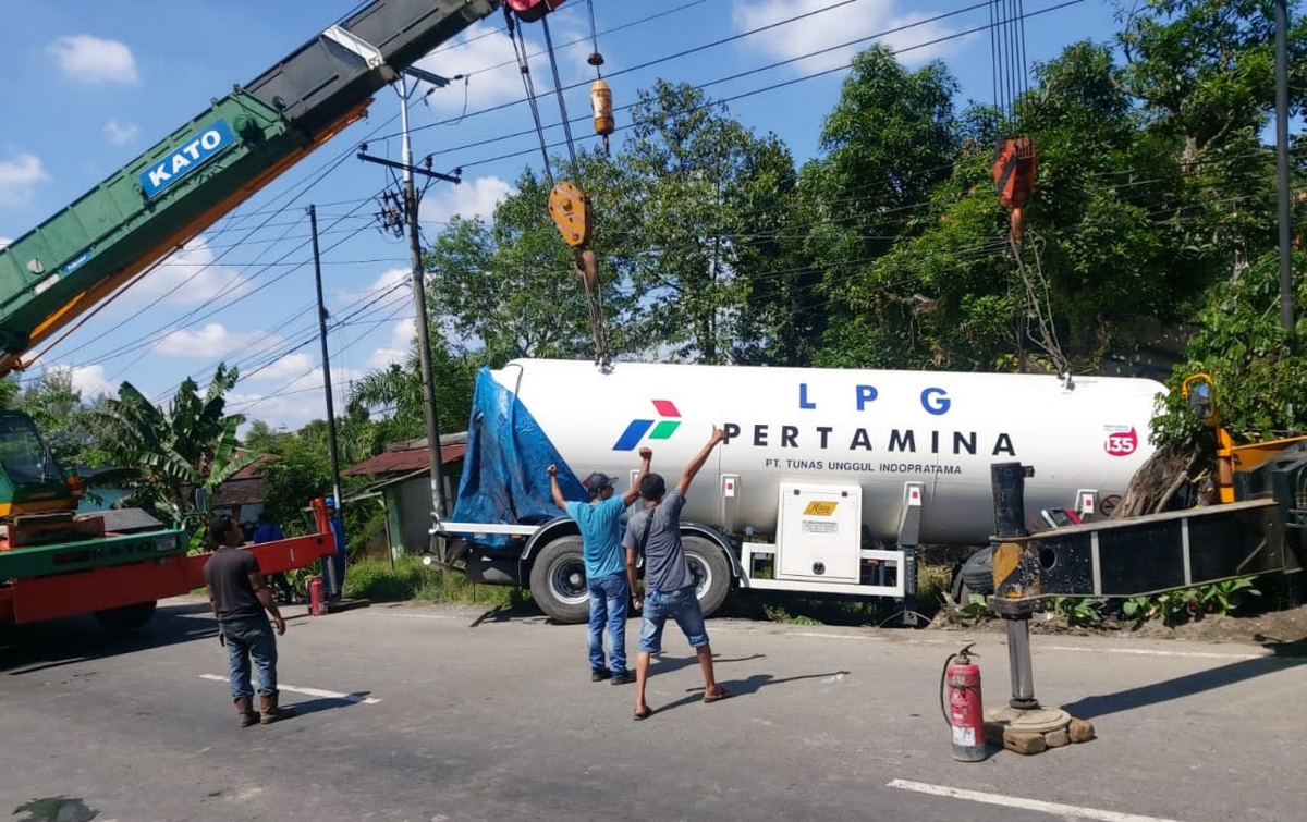 Truk Pengangkut Gas LPG Terbalik, Tidak Ada Korban Jiwa