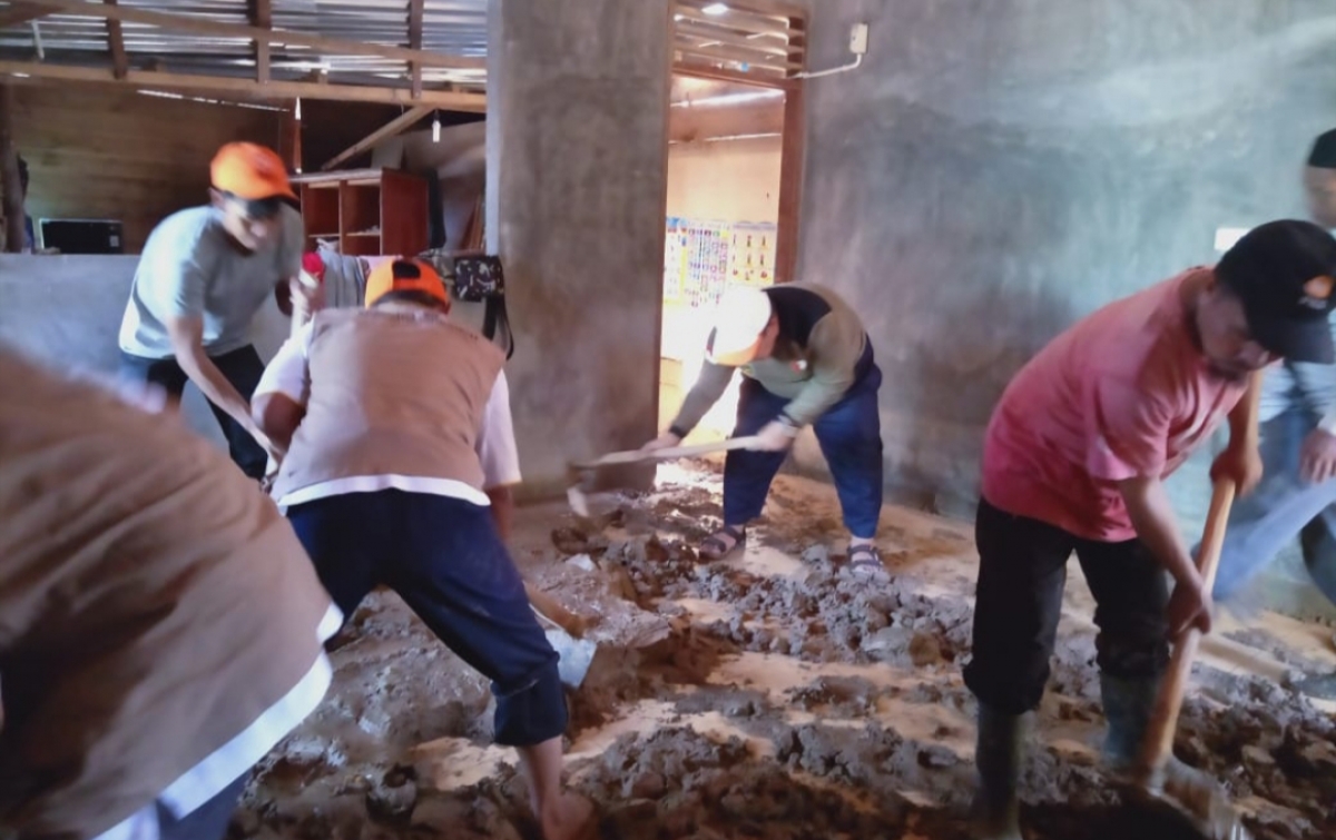 PKS Palas Terjunkan Relawan Bersihkan Masjid dan Pesanteren