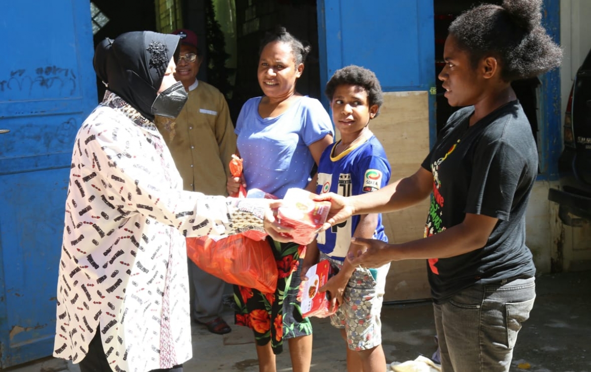 Dari Aceh, Risma Terbang ke Papua Pastikan Warga Terdampak Bencana Terima Bantuan