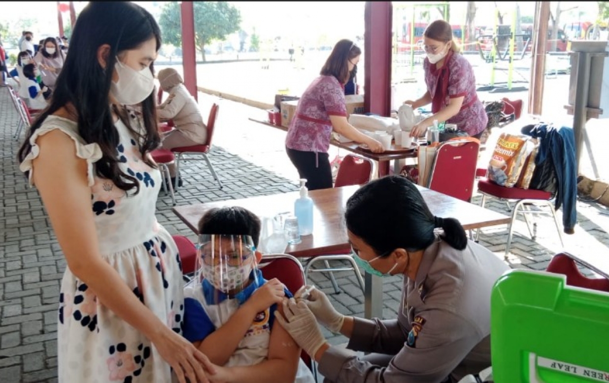 Polsek Patumbak Bersama Yayasan Perguruan PrimeOne School Vaksin 280 Pelajar