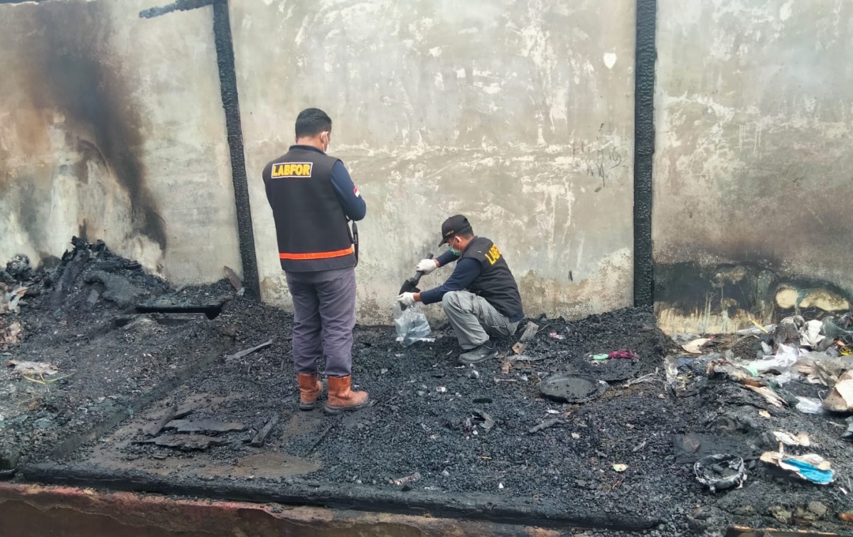 Tim Labfor Polda Sumut Olah TKP Kebakaran Pasar Pangaribuan