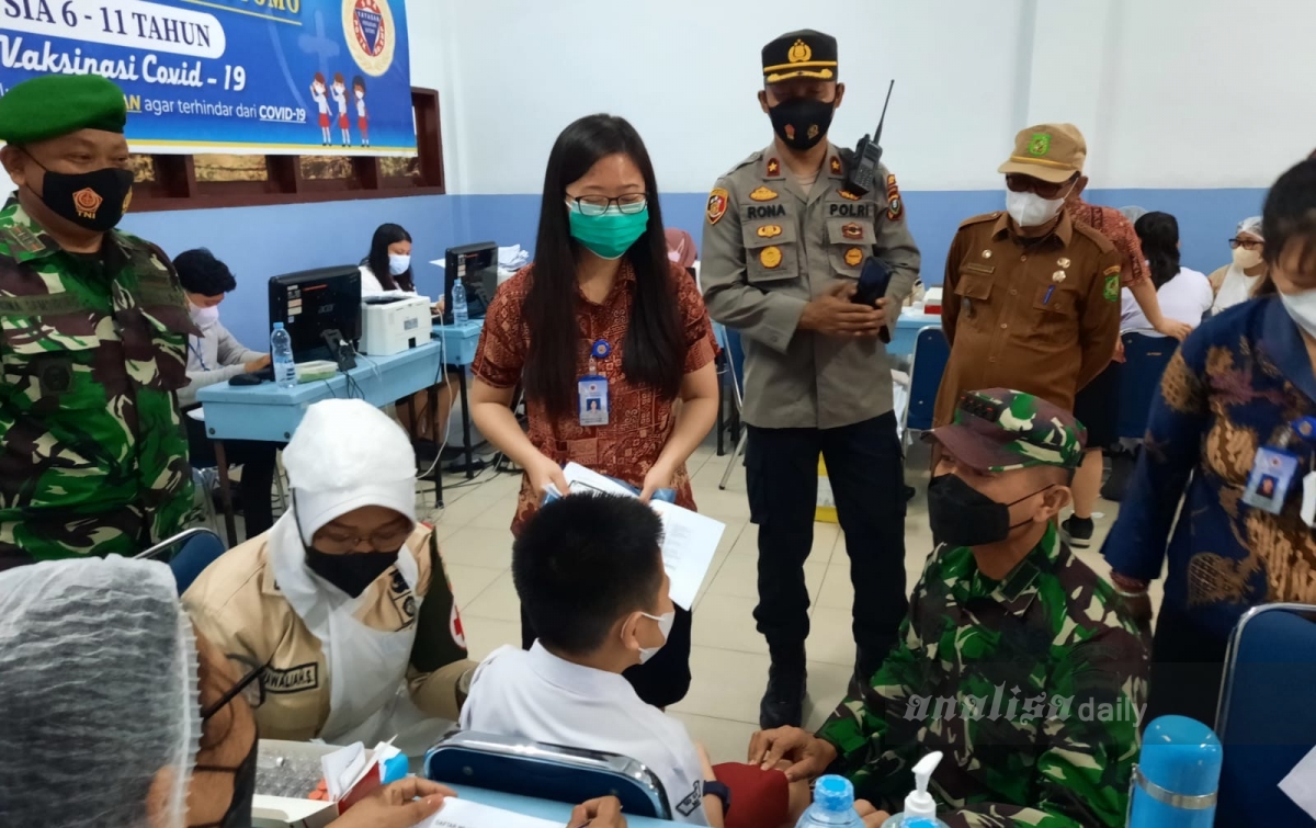 Tinjau Vaksinasi Anak di Sekolah Sutomo, Dandim 0201/Medan Beri Semangat