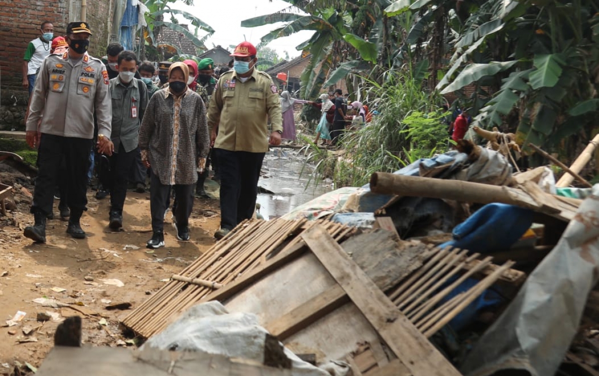 Tinjau Banjir-Longsor Pekalongan, Risma Tekankan Pentingnya Kesiagaan Hadapi Cuaca Ekstrem