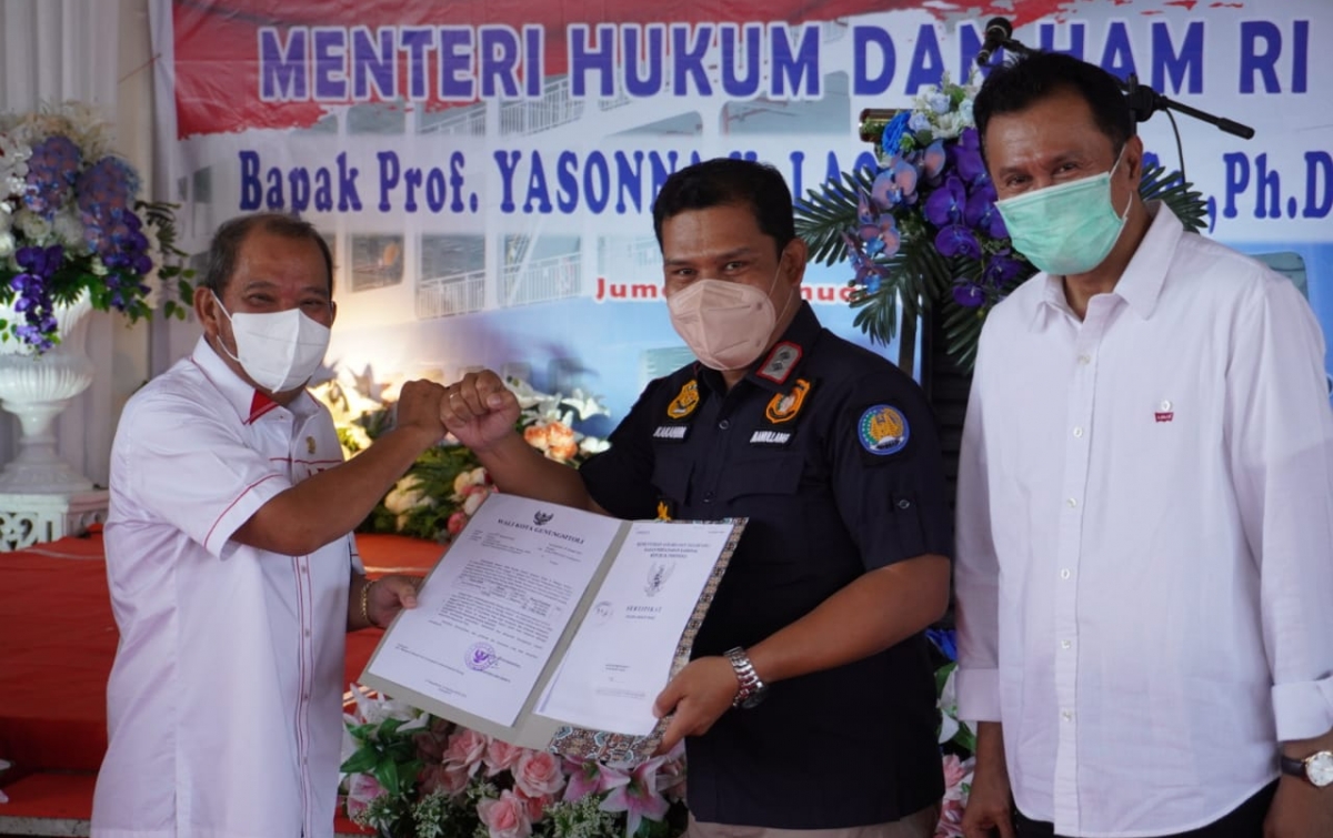 Wali Kota Gunungsitoli Serahkan Sertifikat Tanah dan Bangunan Hibah ke Kakanim Sibolga