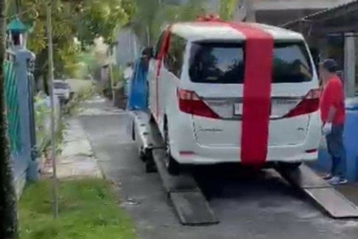 Seorang Sekdes Beri Alphard Sebagai Kado Ultah Anaknya
