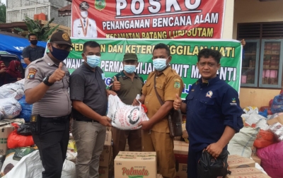 Karyawan PT Permata Hijau Sawit Bantu Korban Banjir