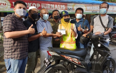 Korban Curanmor, Jurnalis Medan Beri Sepeda Motor Kepada Suratinem