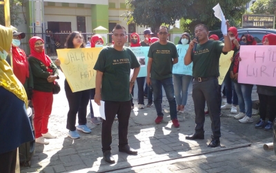 Jalan Karya Jaya Rusak Parah, Warga Demo Ke Kantor Lurah
