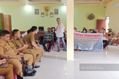 Warga Lingkungan I Kelurahan Pasar Barat Demo Kantor Camat Medan Kota