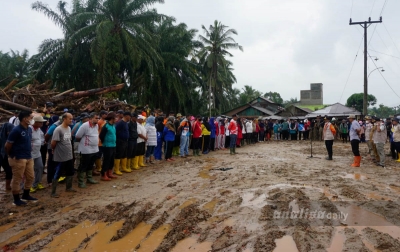 Puluhan Relawan Bersihkan Rumah Warga Pascabanjir Bandang Sutam