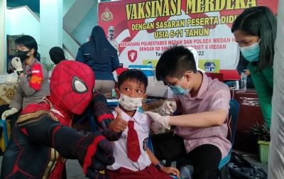 Semangati Anak-anak, Dua Superhero Dihadirkan Saat Vaksinasi