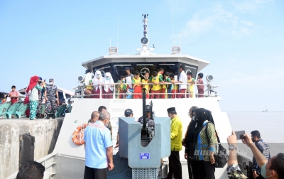 Anak-anak Ikuti Vaksinasi dan Eksplorasi KAL Pandang