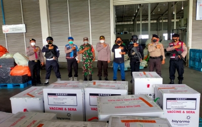 Tiba di Bandara Kualanamu, Vaksin Pfizer dan Astrazeneca Dikawal Ketat Brimob