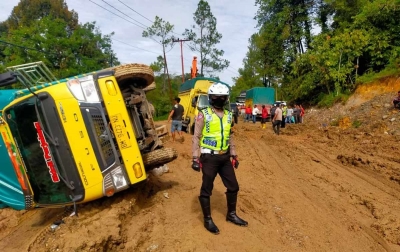 Truk Pengangkut Sayur Terbalik, Tidak Ada Korban Jiwa