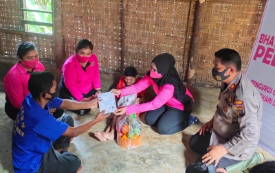 Ketua Bhayangkari Langkat Berikan Bantuan Kepada Penderita Hidrosefalus