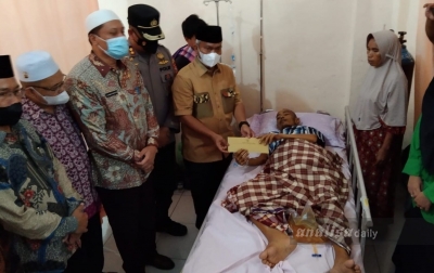 Plt Bupati Palas dan Baznas Bantu Pengobatan Warga Kurang Mampu