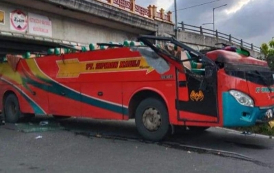 Bus Penumpang Tabrak Fly Over, 17 Orang Luka-luka