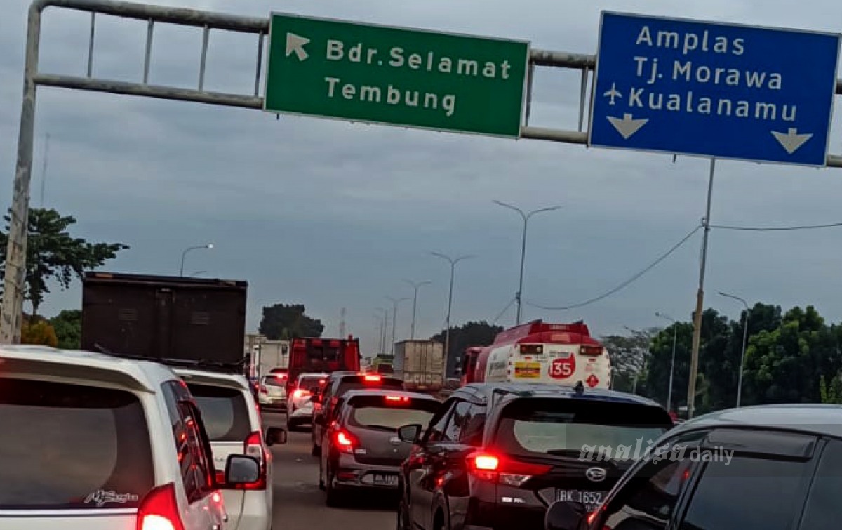 Pintu Keluar Gerbang Tol Bandar Selamat Macet Hingga 3 Kilometer