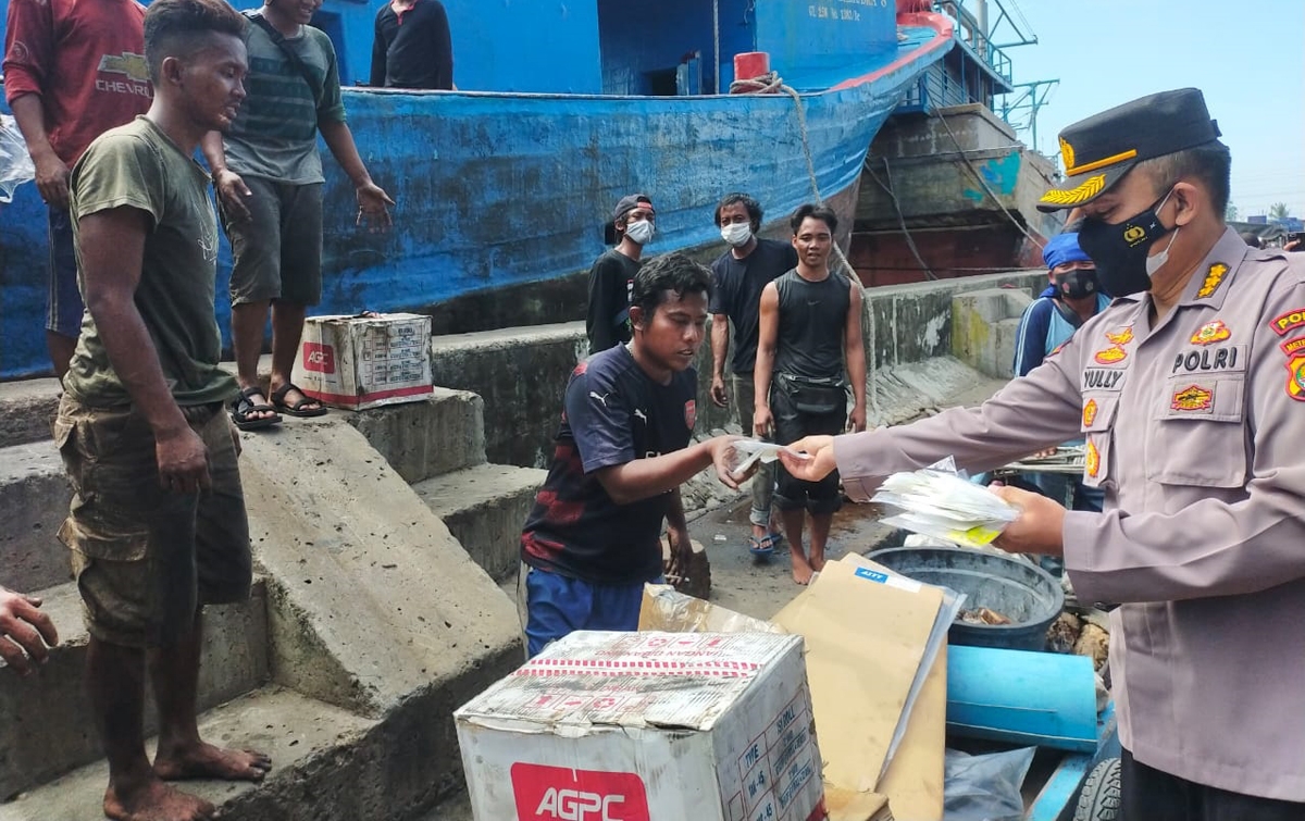 Perketat Pintu Masuk, Polisi Cek Aplikasi PeduliLindungi