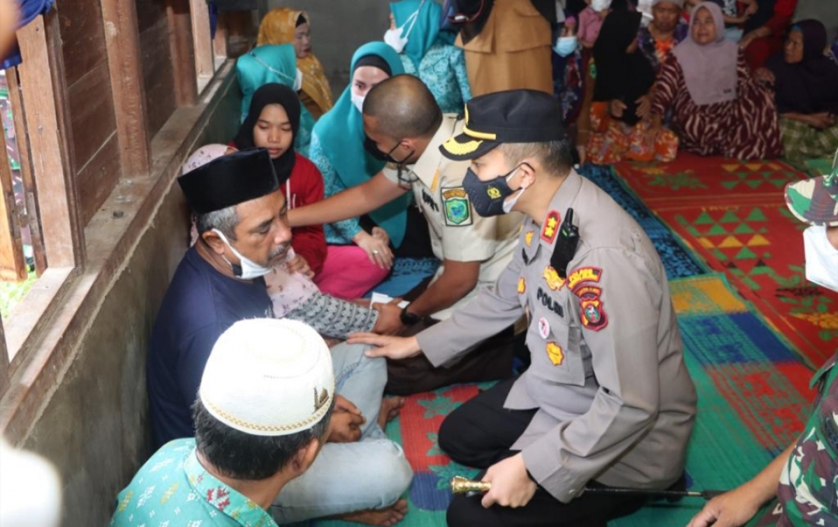 Bupati Paluta dan Kapolres Tapsel Beri Santunan