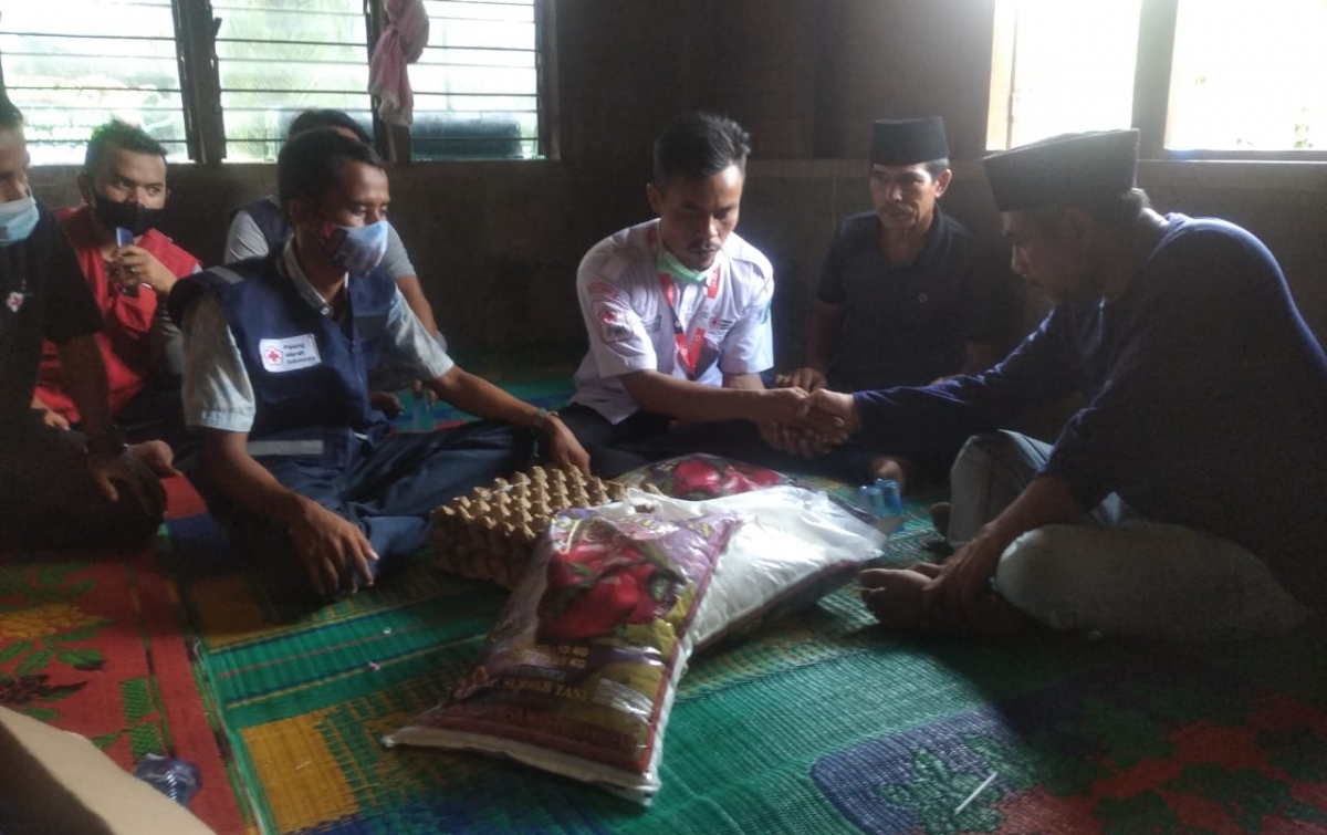 PMI Paluta Salurkan Bantuan Kepada Keluarga Korban Kebakaran