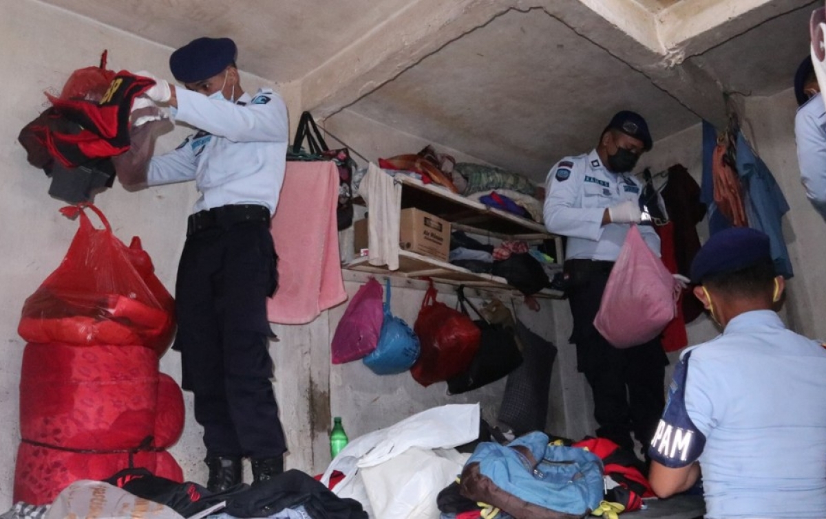 Petugas Razia Kamar Hunian Warga Binaan Rutan Tarutung