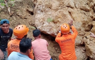 Basarnas Nias Bantu Evakuasi Warga yang Tertimpa Batu