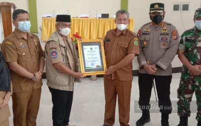 Berhasil Laksanakan Vaksinasi, 6 Kepala Sekolah di Palas Terima Penghargaan