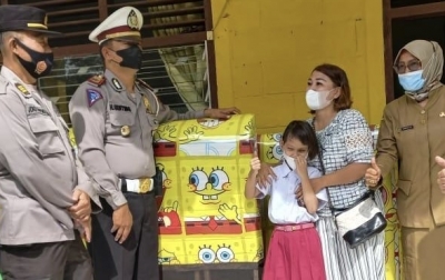 Kapolda Sumut Berikan Tempat Tidur Spongebob Kepada Siswa SD Tuna Netra