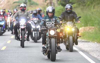Naik Motor dari Sibisa ke Simalungun, Jokowi: Udara Danau Toba Segar Sekali