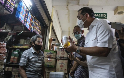 Tinjau Pasar Kramat Jati, Mendag Lutfi Pastikan Harga Minyak Goreng Sesuai HET
