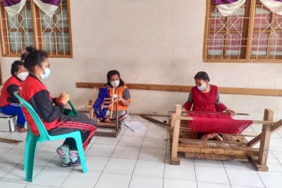 Warga Binaan Rutan Tarutung Dilatih Bertenun
