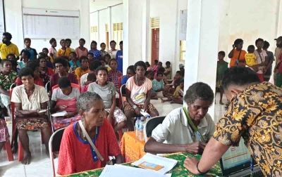 Rintangan Berat Tak Surutkan Niat Petugas BRI Salurkan Bansos di Merauke